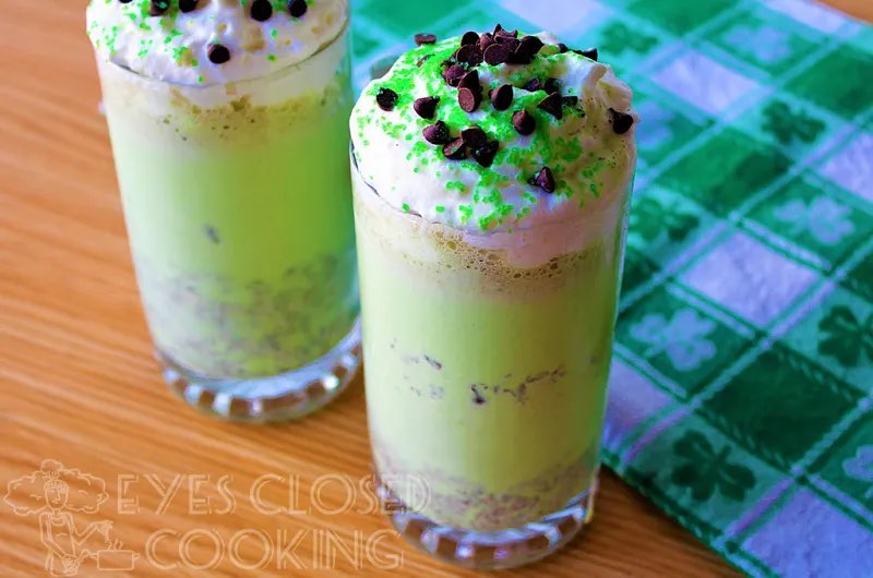 Can’t have St. Patty’s Day without a good ol’ fashioned Mint Chocolate Chip Shake! 🍀 Super easy recipe link in bio ➡️ @eyesclosedcooking 
.
.
.
.
#mint #mintchocolatechip #minticecream #green #shake #shamrockshake #stpatricksday #foodblogger #dessert #eyesclosedcooking
