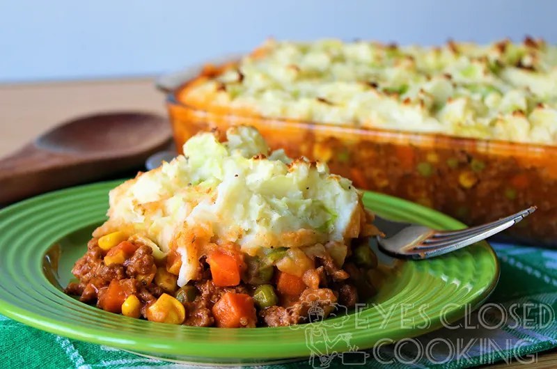 🍀 Another St. Patrick’s Day favorite - Irish Colcannon Shepherd’s Pie! 🍀 Filled with meat, veggies, herbs and spices! Topped with an extra Irish twist in the form of cabbage-filled colcannon mashed potatoes! Recipe link in bio ➡️ @eyesclosedcooking 
.
.
.
#sheperdspie #irishfood #mashedpotatoes #cabbage #colcannon #stpatricksday #eyesclosedcooking