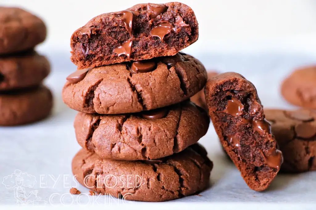 I make these cookies way more often than I’d like to admit… (I actually just made some yesterday 😂). But once you try them, you’ll understand why. 🍫🍪 Many who have tried them have described them as a “brownie cookie.” So thick, soft, chocolatey. Super decadent and rich. You just have to try them to understand. 🤣 Double Chocolate Pudding Cookies Recipe link in bio ➡️ @eyesclosedcooking
.
.
.
.
#chocolate #pudding #cookies #chocolatecookies #doublechocolate #puddingcookies #browniecookies #foodgawker #foodie #foodblogger #recipes #instafood #momlife #buzzfeast #foodstagram #buzzfeedfood #foodphotography #eeeeeats #forkyeah #beautifulcuisines #foodblogfeed #tastingtable #feedfeed #saveurmag #dailyfoodfeed #foodporn #eyesclosedcooking