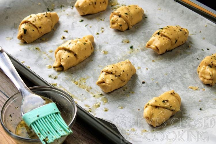 https://eyesclosedcooking.com/wp-content/uploads/2022/08/Mozzarella_Stuffed_Garlic_Crescent_Rolls_7-750x500.jpg